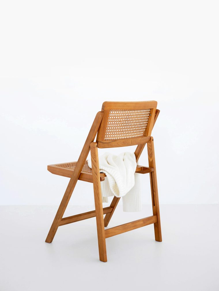 Silla plegable de madera con respaldo de rejilla