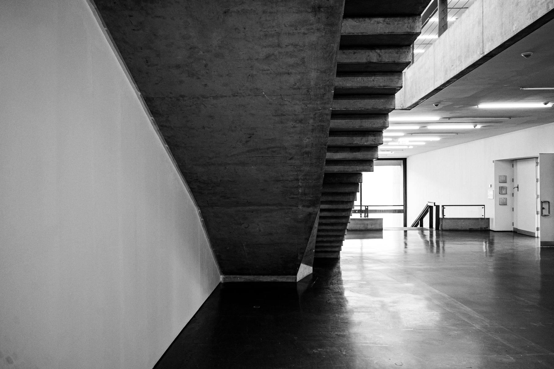 Escalera de hormigón vista desde abajo, en blanco y negro