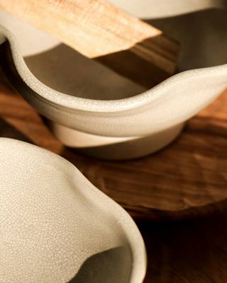 Detalle de cuencos de forma ondulada en esmalte crema