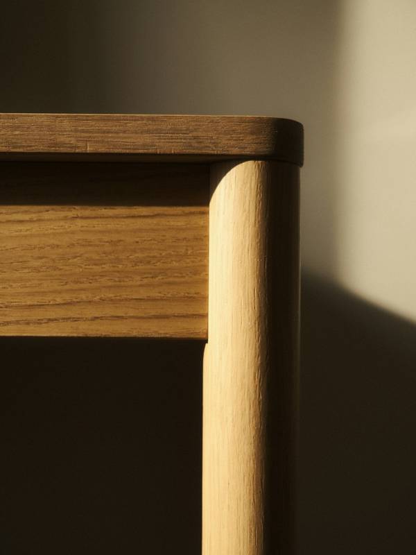 Esquina de una mesa de roble con pata redonda