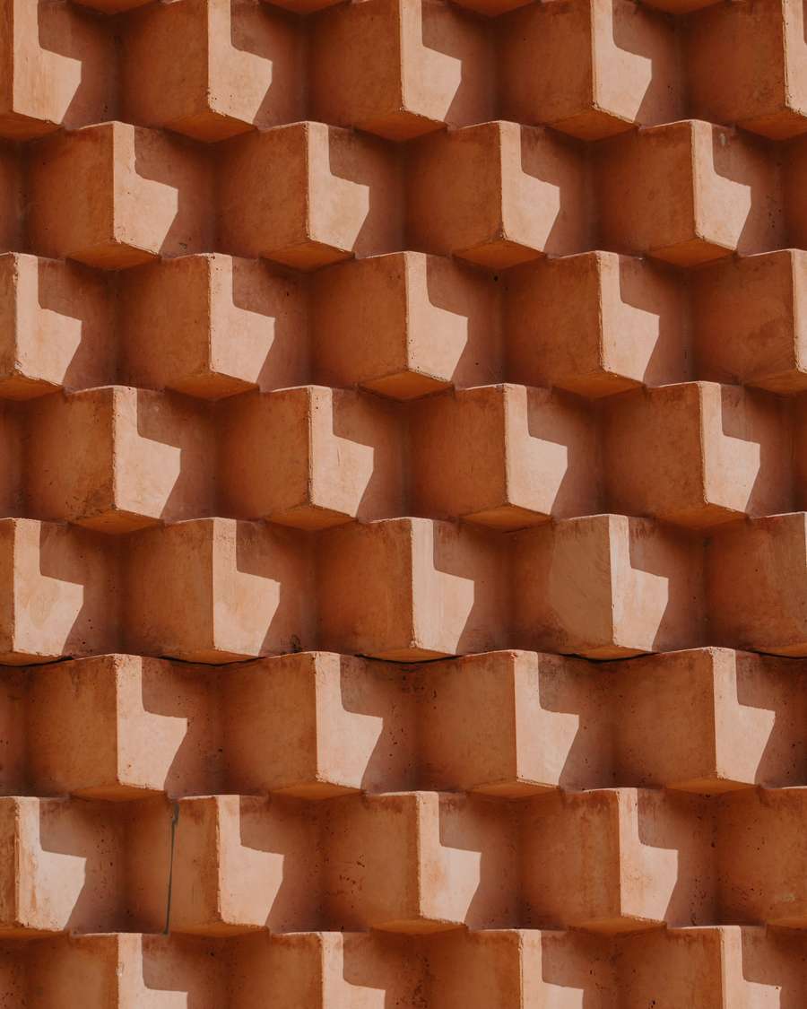 Una celosía de ladrillo cocido en tono terracota