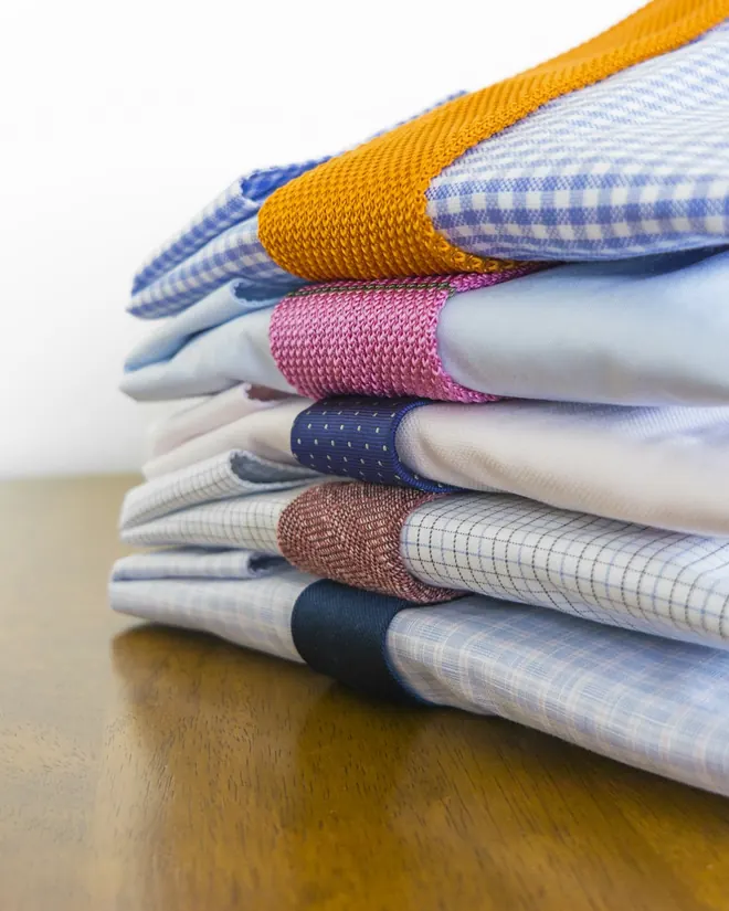 Camisas de cuadros dobladas sobre una mesa de madera