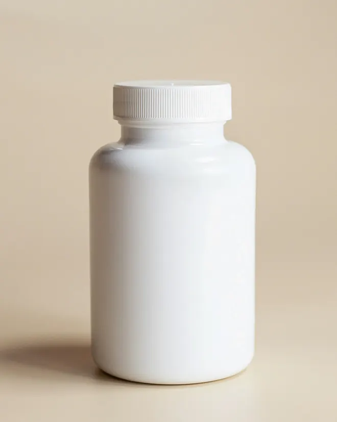 Un frasco blanco liso sobre un fondo beige