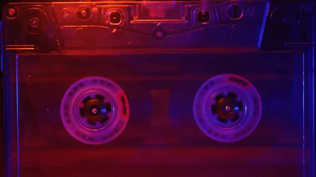 Fotograma del casete con luz roja y azul