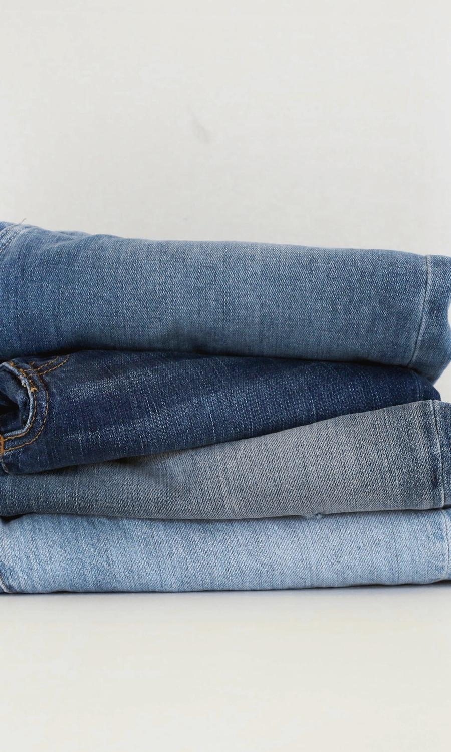 Tres jeans doblados y apilados, en azules de distintos lavados
