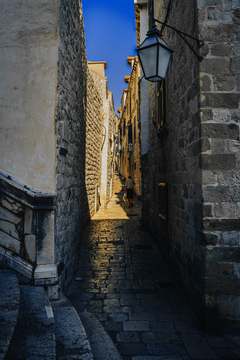 Callejón profundo entre muros de piedra