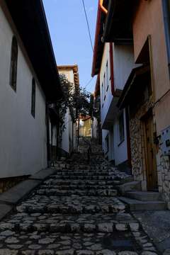 Cuesta de adoquines entre casas blancas
