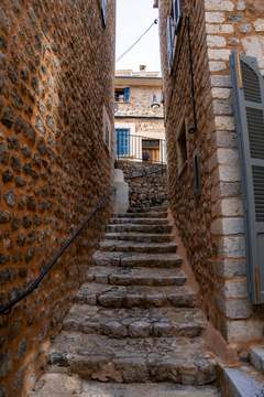 Escalera de piedra entre muros altos
