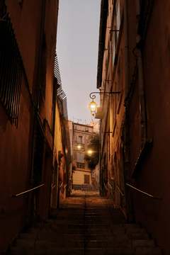 Pasaje oscuro con una ventana iluminada al fondo