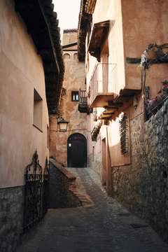 Callejuela de piedra con un portal arqueado