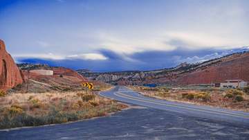 Ruta junto a paredes de roca roja
