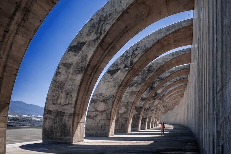 Arcos de hormigón que se alejan hacia el mar