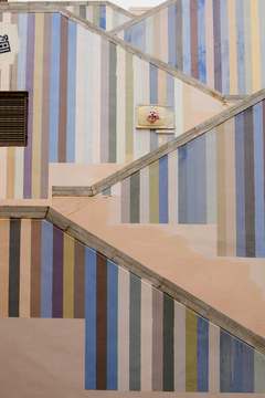 Escalera con franjas de colores pastel