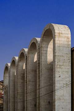 Arcos de piedra pálida contra un cielo azul