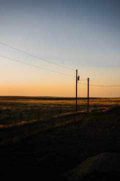 Líneas eléctricas en un campo al atardecer
