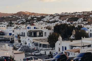 Pueblo blanco y una capilla al atardecer