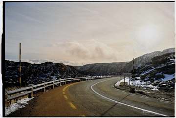 Ruta que se curva hacia el valle