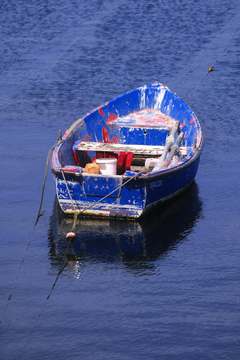 Bote azul sobre agua quieta