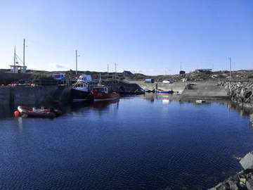 Dársena azul con barcos pequeños