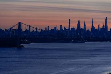 Horizonte de edificios sobre un puente al amanecer