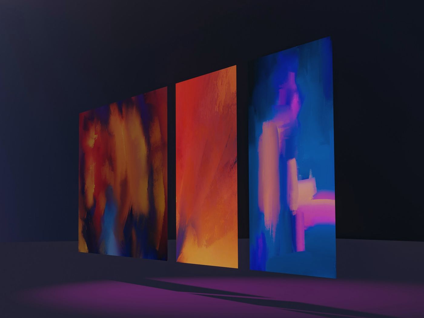 Tres pantallas con imágenes abstractas moradas, naranjas y azules en una sala oscura con una silla