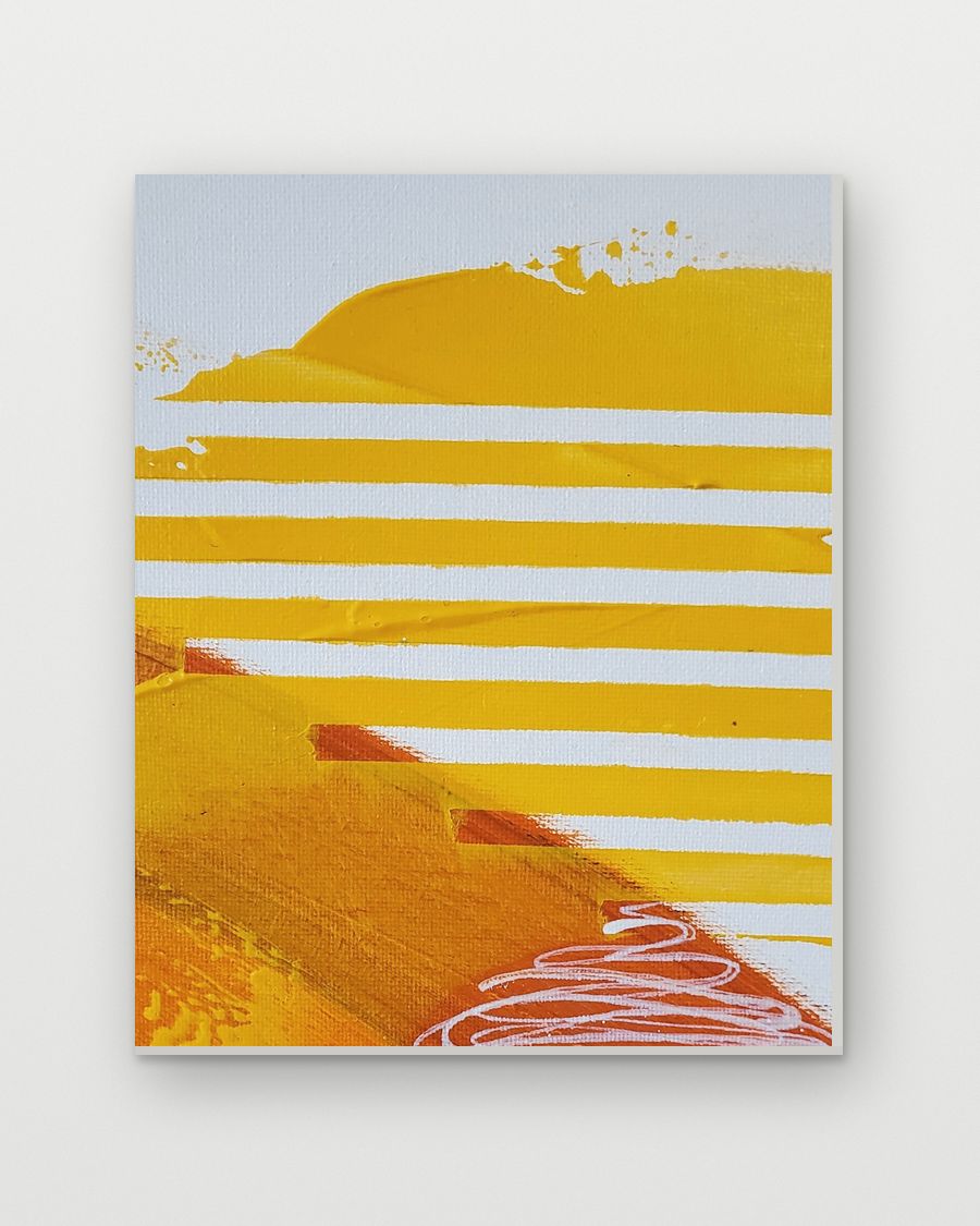 Pintura de amarillos y naranjas con rayas blancas y líneas negras, apoyada en un muro claro