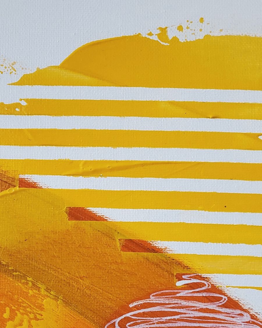 Detalle de la pintura: rayas blancas y líneas finas sobre el amarillo