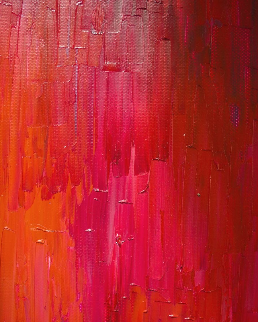 Detalle de la superficie roja con vetas verticales