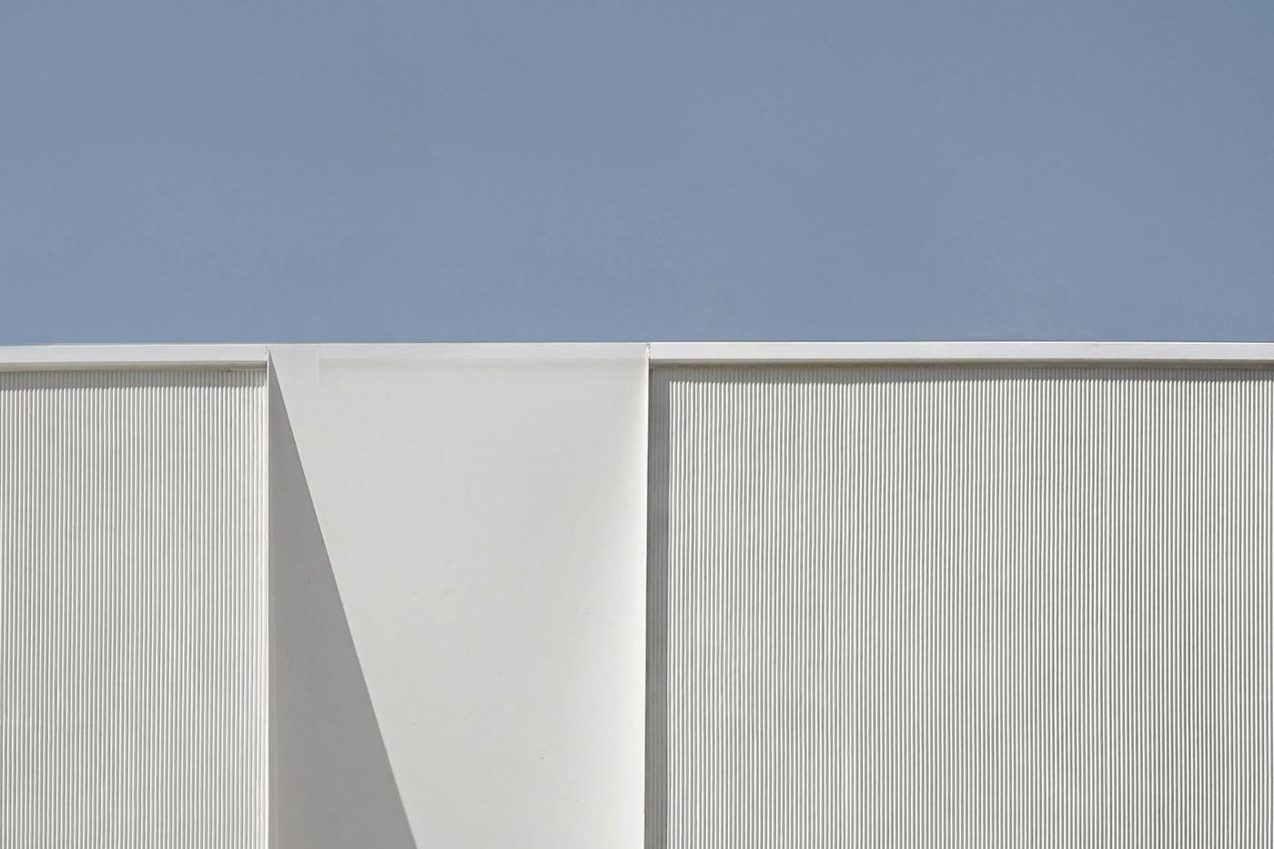Volumen blanco de líneas verticales finas contra un cielo azul