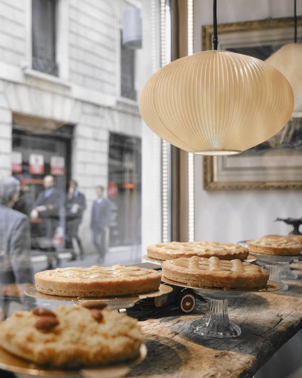 Tartas sobre una mesa de madera junto a la ventana