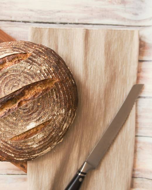 Un pan de corteza tostada sobre una tabla