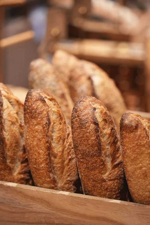 Barras de pan de corteza crujiente en una caja de madera
