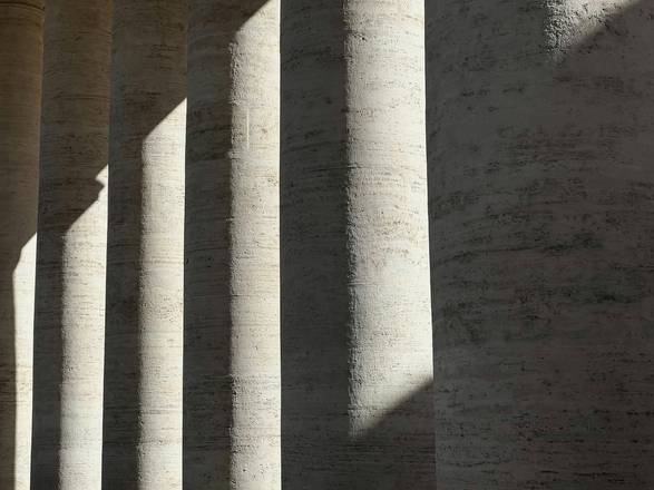 Columnas de piedra con franjas de luz y sombra