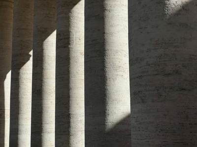Columnas de piedra con franjas de luz y sombra