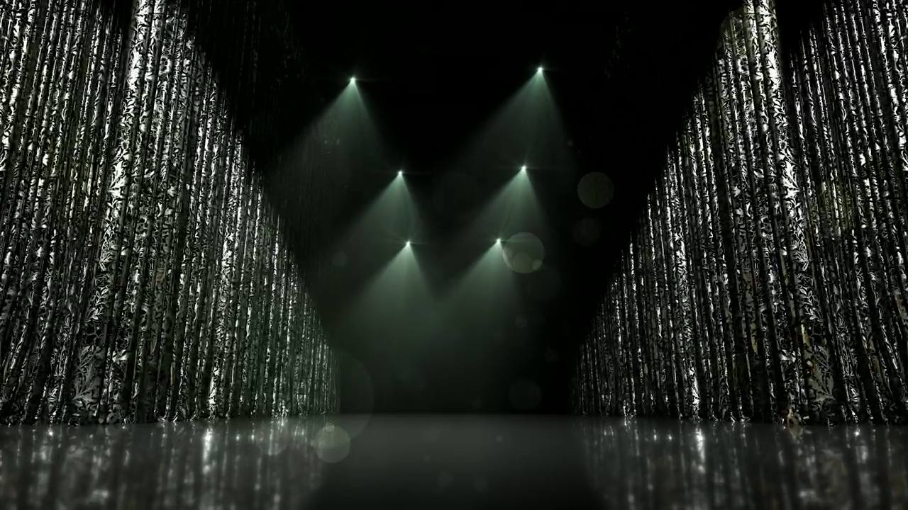 Haces de luz entre cortinas de hilos brillantes sobre un suelo oscuro