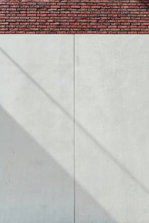 Muro blanco cruzado por una diagonal de sombra