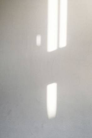 Luz de ventana sobre un muro claro