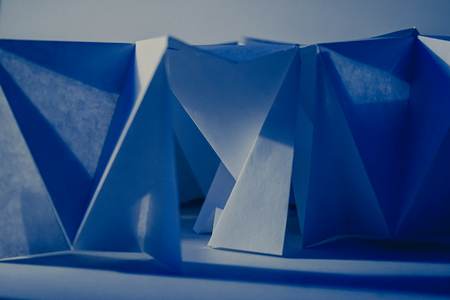 Maqueta de papel azul con planos plegados