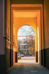 Pasillo de luz naranja con un arco al fondo