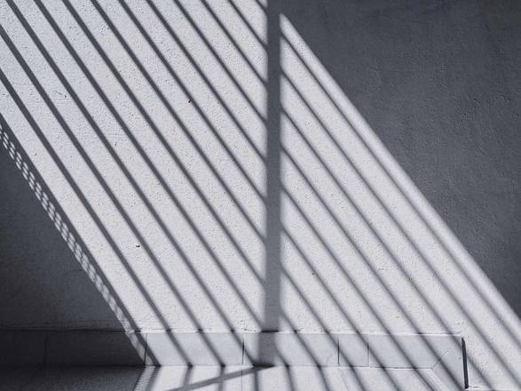 Sombras en franjas sobre un muro de hormigón