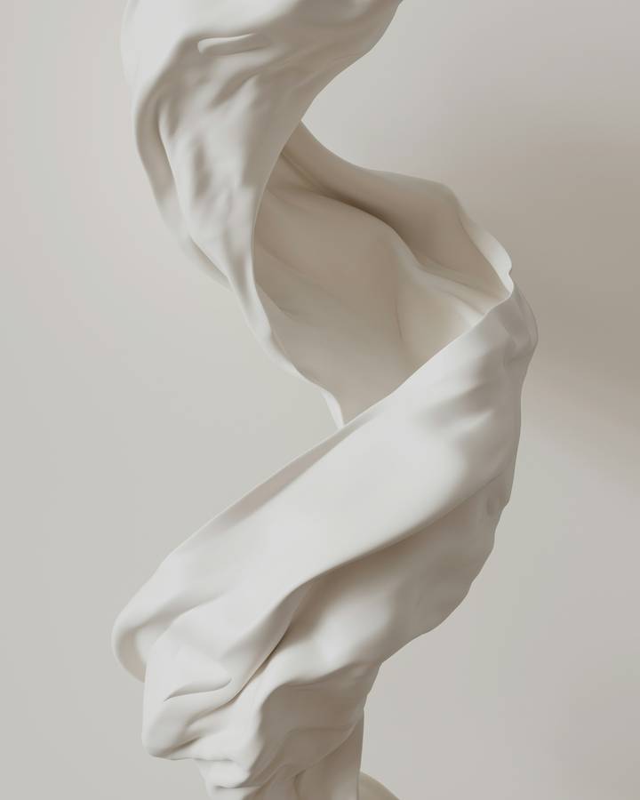 Tela blanca retorcida como una escultura