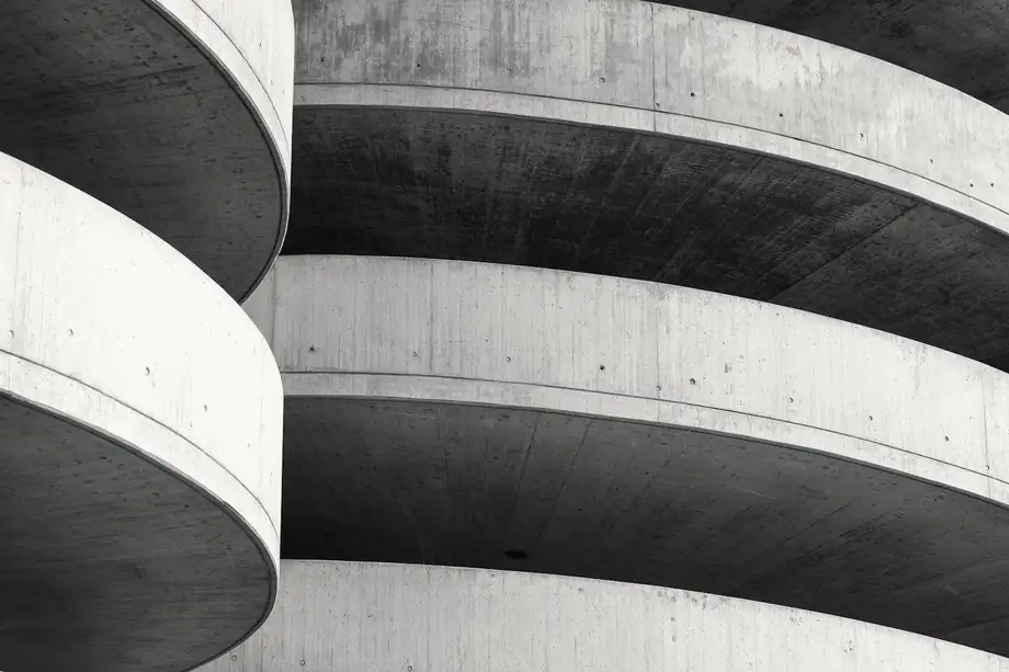 Edificio curvo de hormigón en blanco y negro
