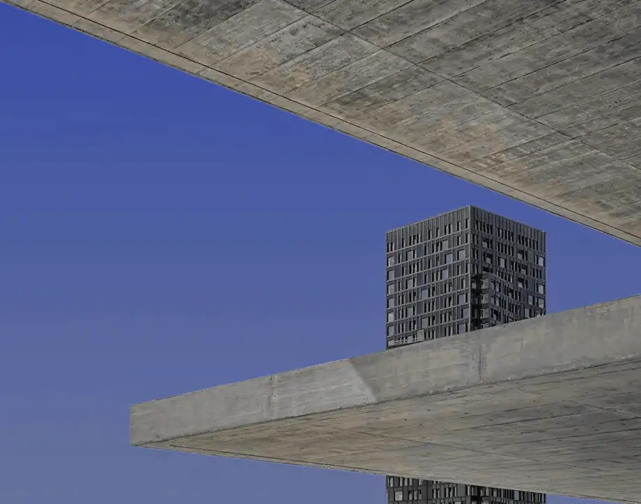 Volúmenes de hormigón marrón bajo un cielo azul