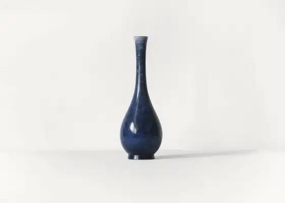 Jarrón de cerámica azul sobre fondo blanco