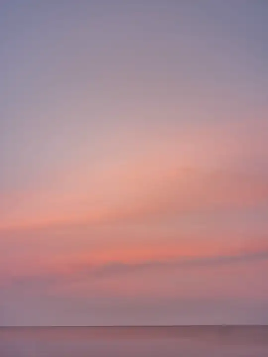 Degradado de cielo desde el violeta hasta el naranja sobre el mar