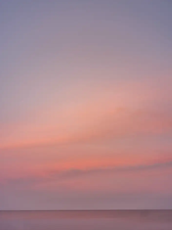 Degradado de cielo desde el violeta hasta el naranja sobre el mar