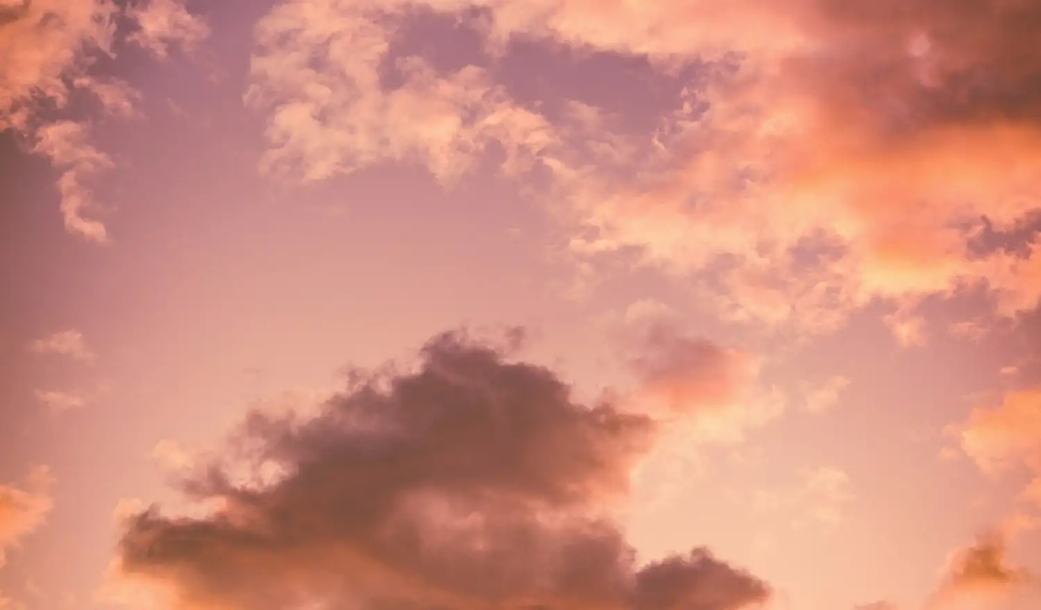 Nubes naranjas y violetas durante la hora dorada