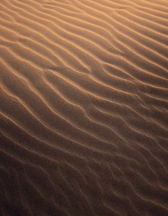 Ondas de arena en una duna, con luz baja