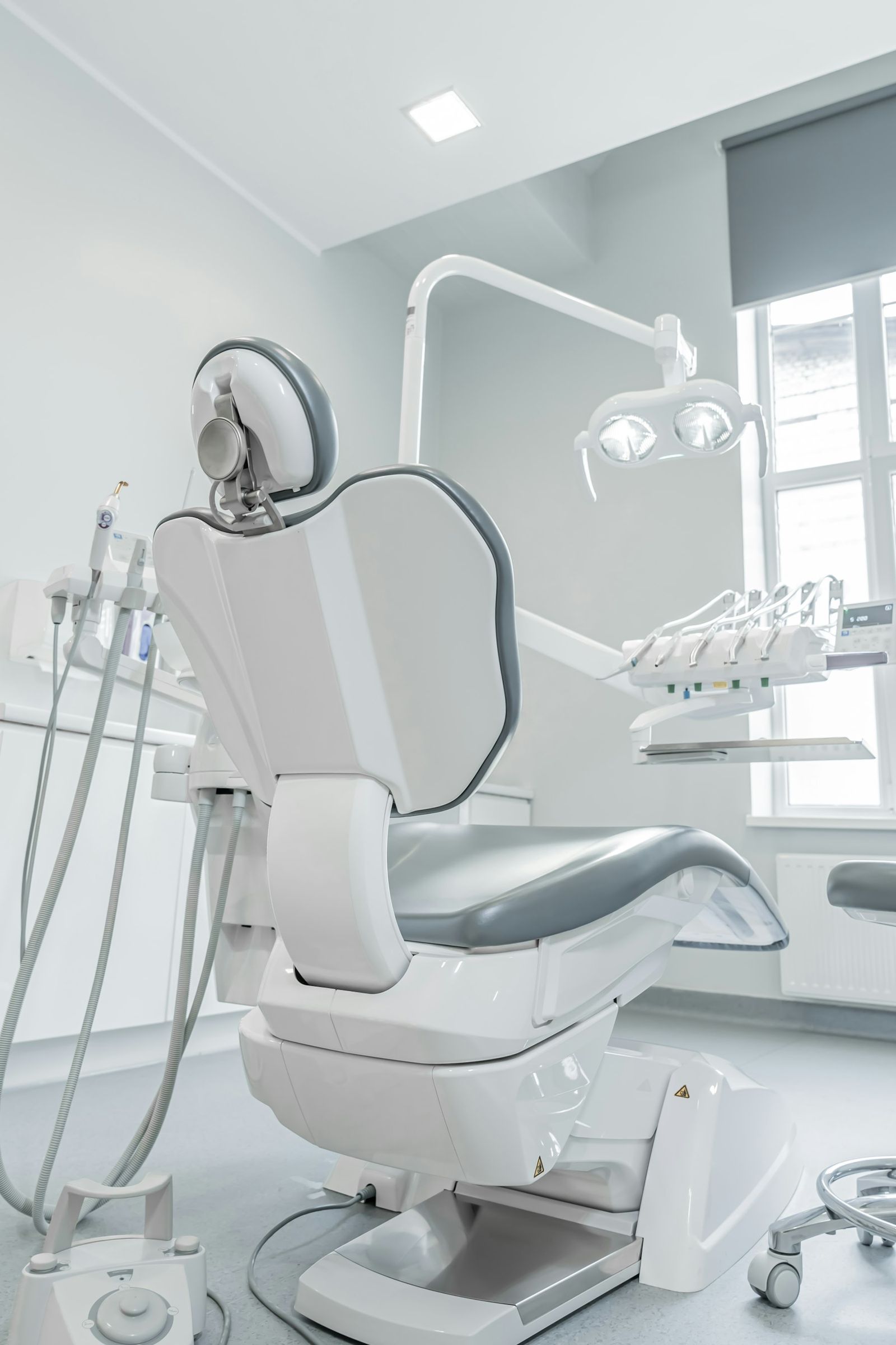 Sillón dental blanco junto a una ventana