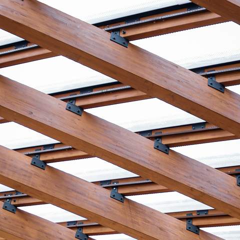 Estructura de vigas con luz natural desde arriba